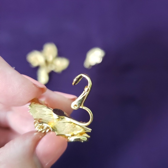 Vintage Mid Century Modern Goldtone Brooch and Earrings Set Thistle Oak Leaf - Picture 3 of 4